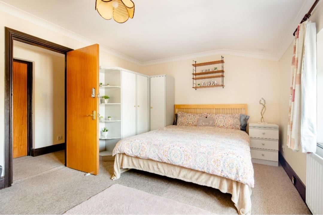 Spacious Room 2 Mins From Station Londra Dış mekan fotoğraf