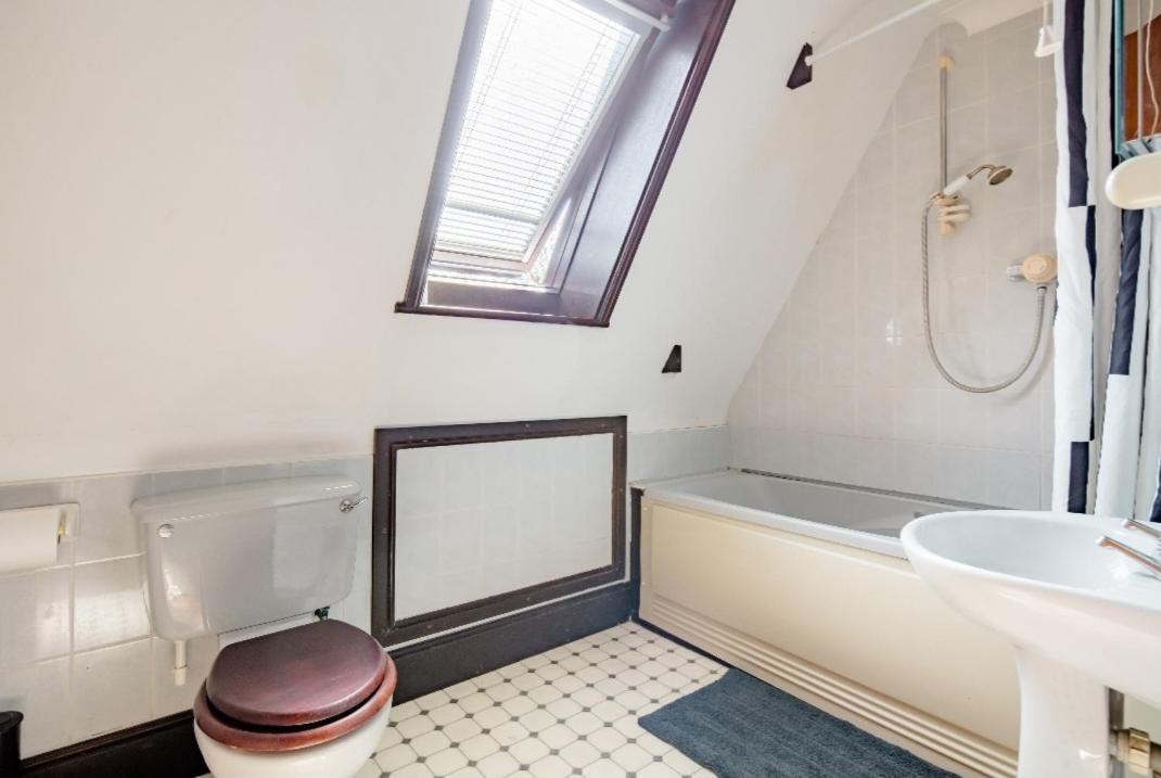 Spacious Room 2 Mins From Station Londra Dış mekan fotoğraf